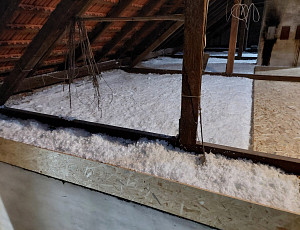 Zateplení stropu rodinného domu pomocí foukané izolace